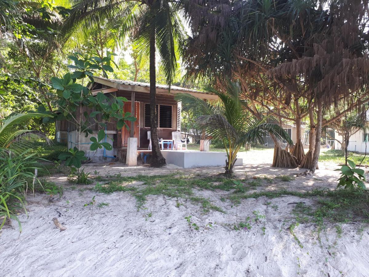 Phayam Friends Hotel Koh Phayam Bagian luar foto