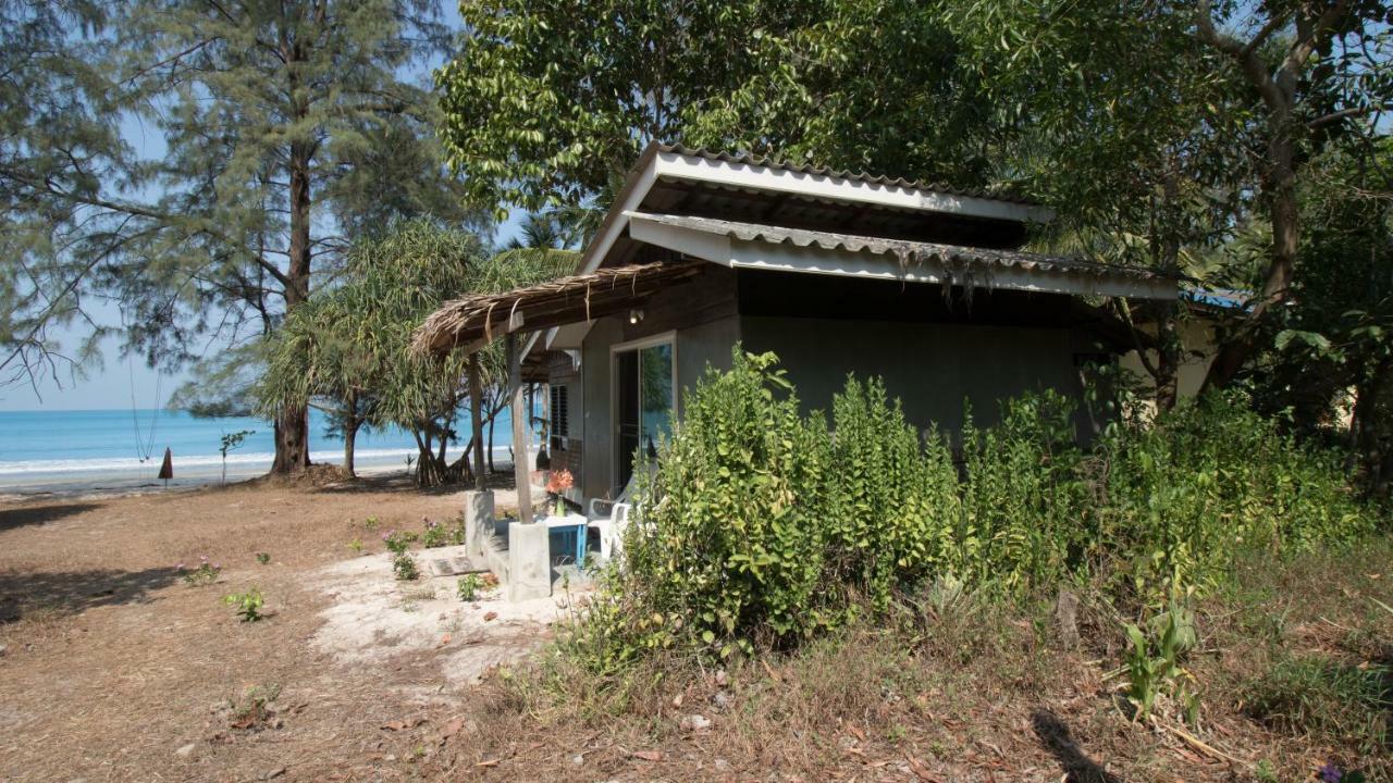 Phayam Friends Hotel Koh Phayam Bagian luar foto