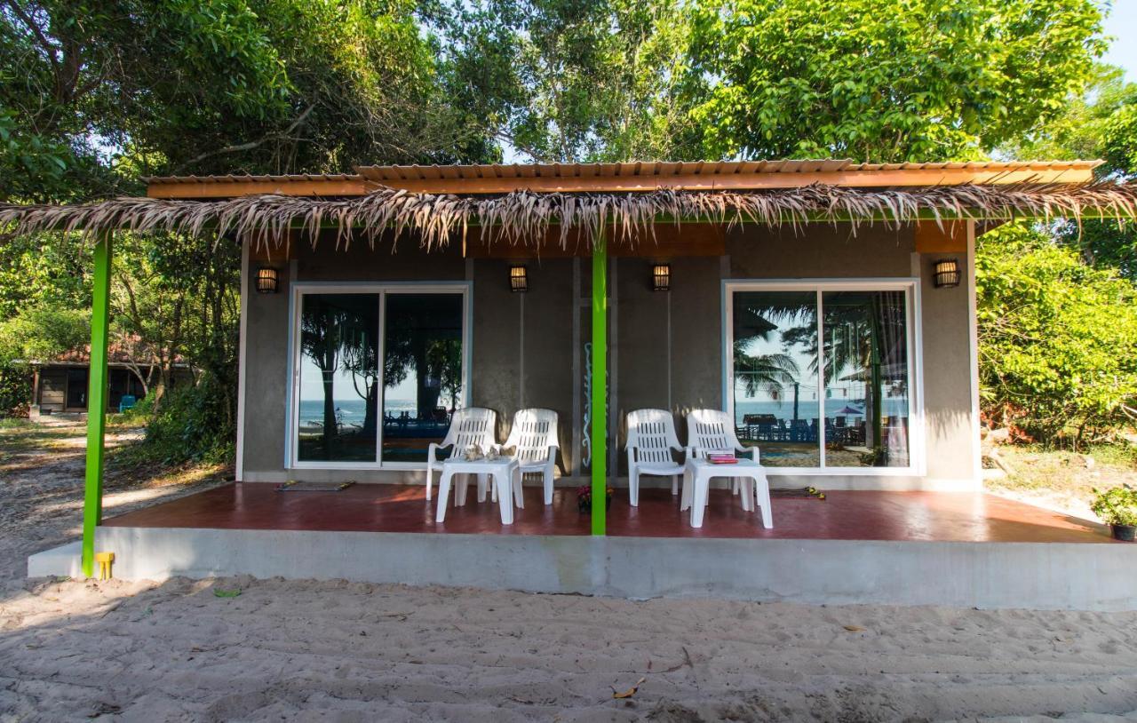 Phayam Friends Hotel Koh Phayam Bagian luar foto